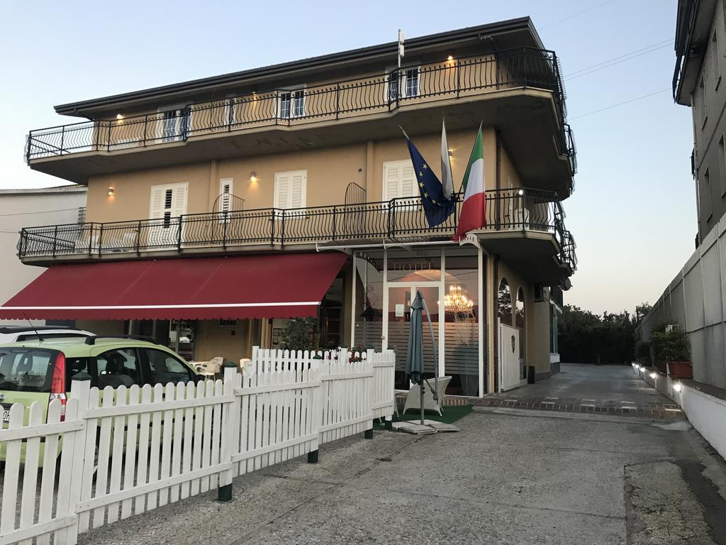Hotel Ascot كايانيلو المظهر الخارجي الصورة